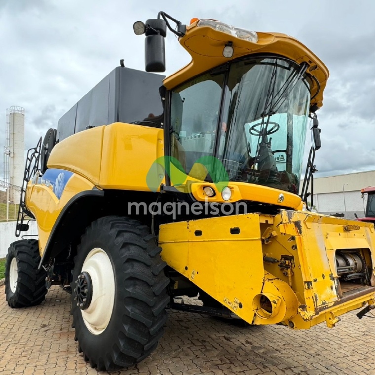 Colheitadeira New Holland CR 9060 ano 2011