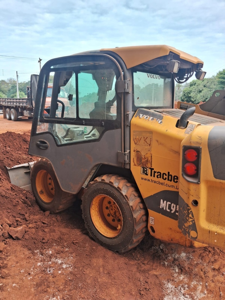 Mini Carregadeira Volvo MC95C ano 2013