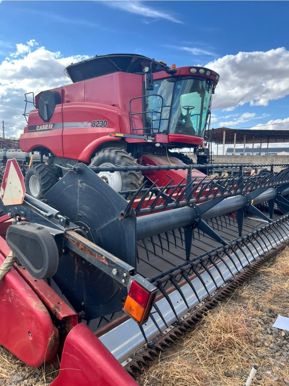 Colheitadeira Case Axial – Flow 8230 Extreme ano 2013