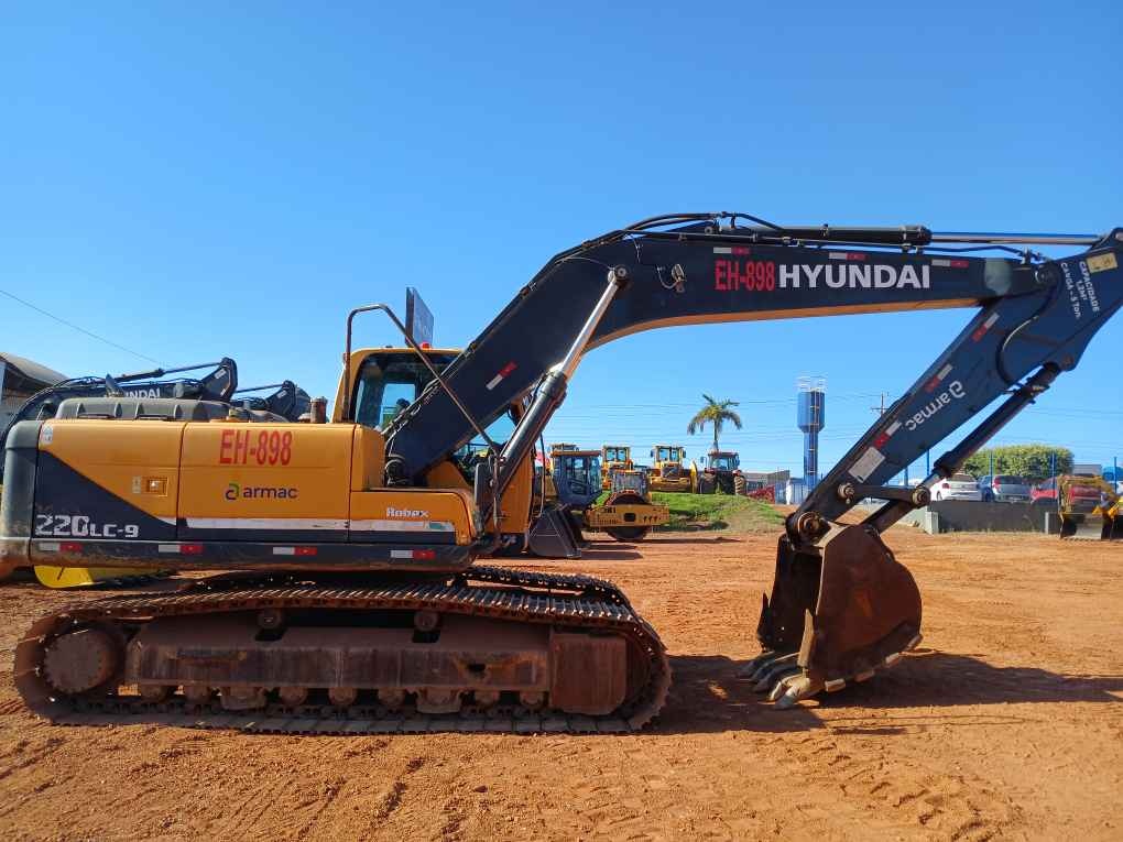 Escavadeira Hyundai R220 ano 2021 - R220 - Máquinas de Linha Amarela