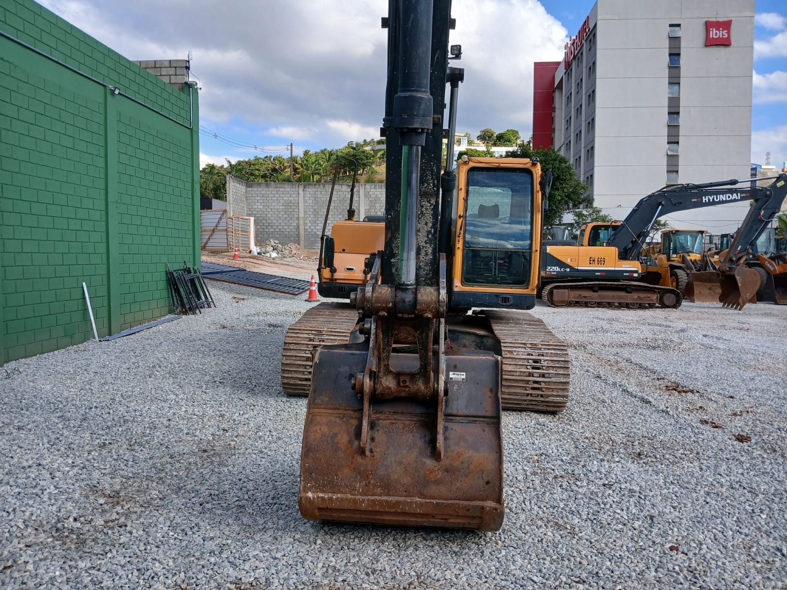 Escavadeira Hyundai R220 ano 2021 - R220 - Máquinas de Linha Amarela