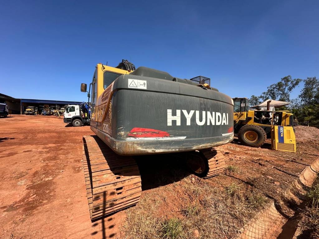Escavadeira Hyundai R220 ano 2021 - R220 - Máquinas de Linha Amarela