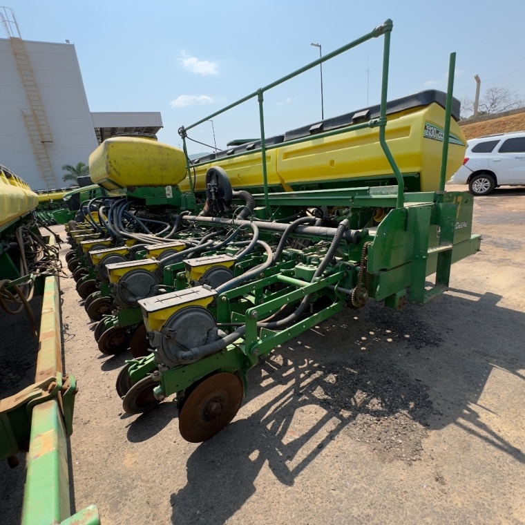 Plantadeira John Deere 2130 ano 2015