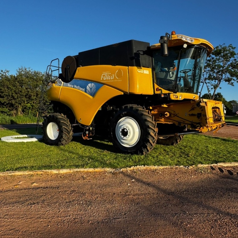 Colheitadeira New Holland CR 9060 ano 2011