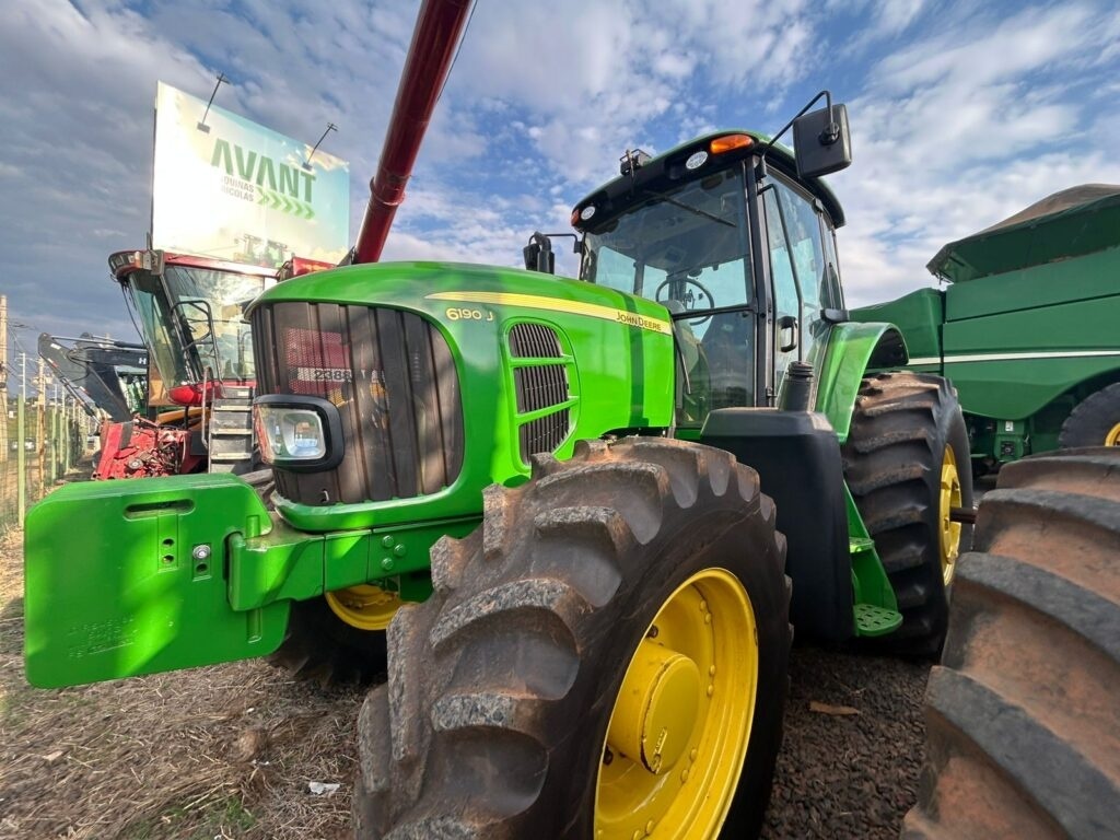 Trator John Deere 6190J ano 2017