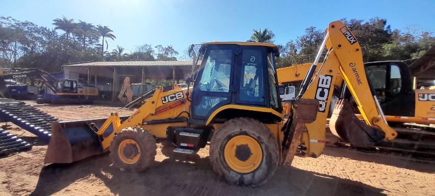 Retroescavadeira JCB 3CX ano 2021