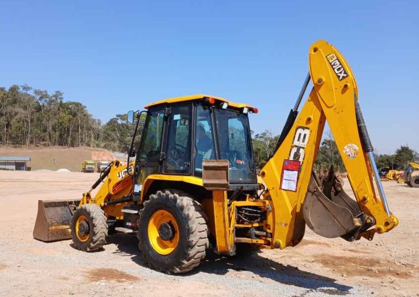 Retroescavadeira JCB 3CX ano 2021
