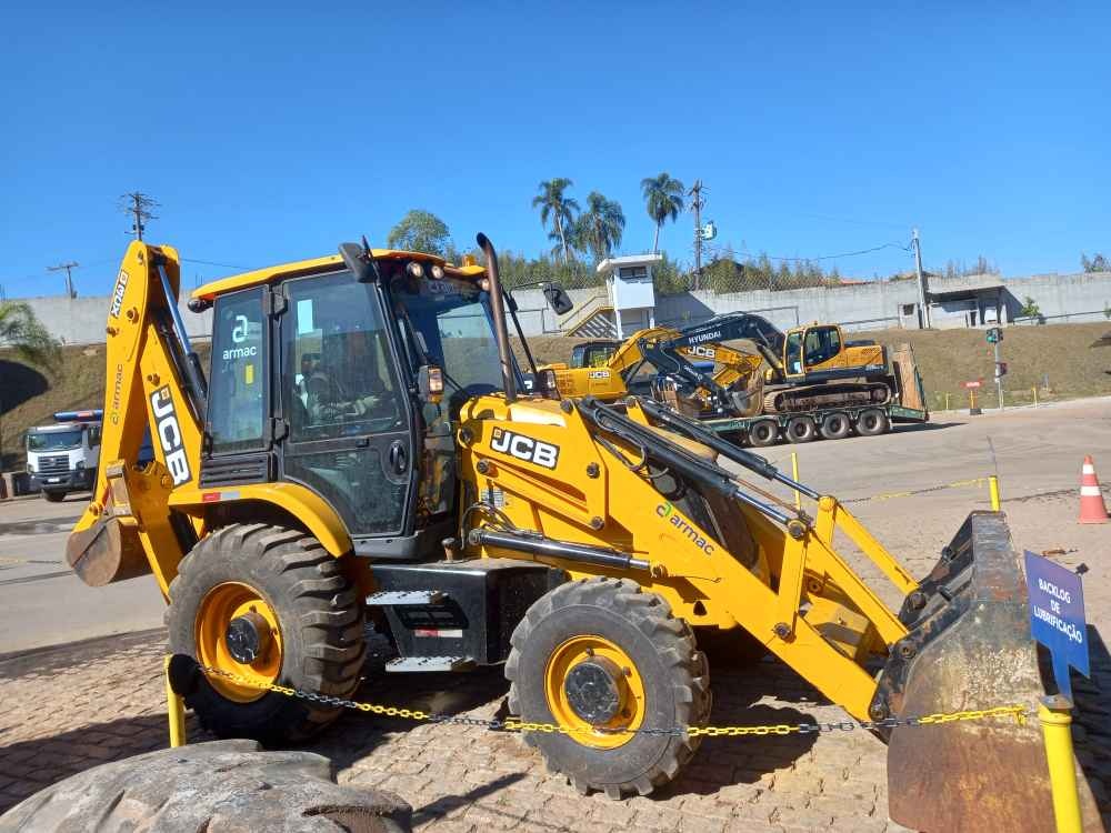 Retroescavadeira JCB 3CX ano 2021