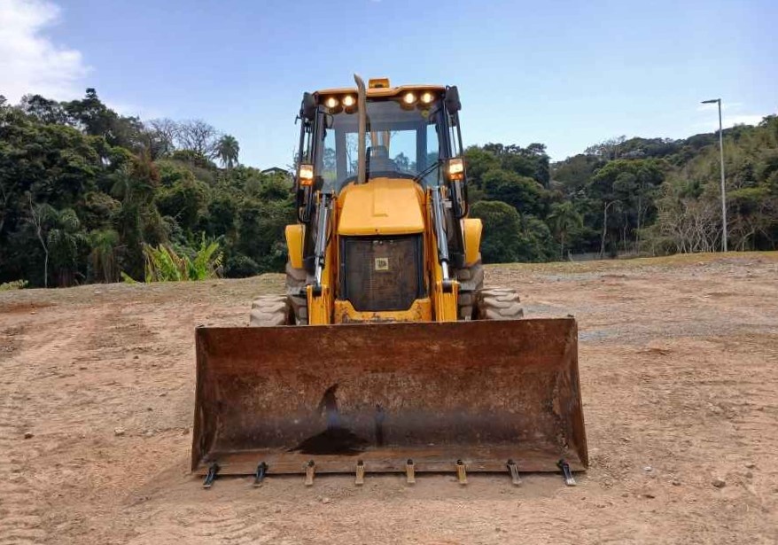 Retroescavadeira JCB 3CX ano 2021