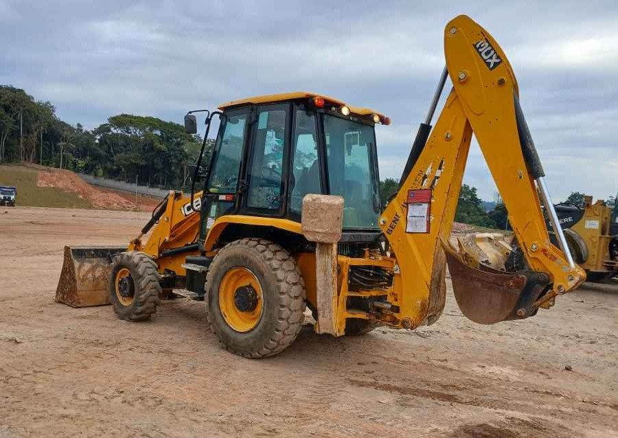 Retroescavadeira JCB 3CX ano 2022