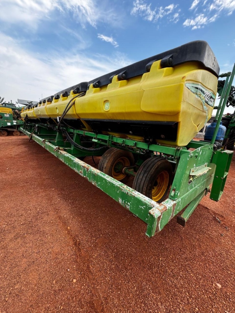 Plantadeira John Deere 2122 ano 2012
