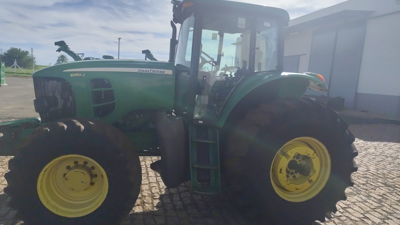 Trator John Deere 6180J ano 2013