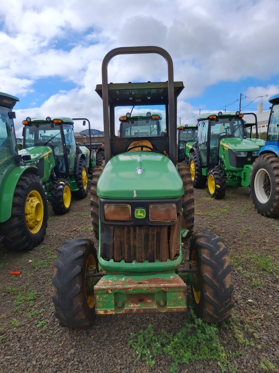 Trator John Deere 5425N ano 2010