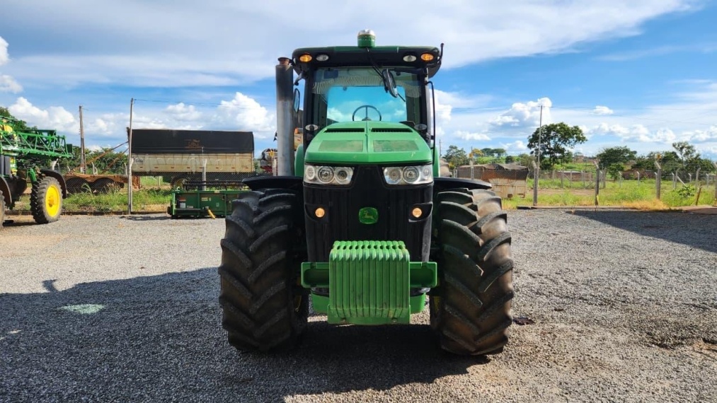 Trator John Deere 8335R ano 2013