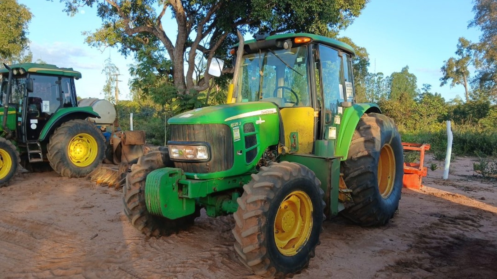 Trator John Deere 6125J ano 2022