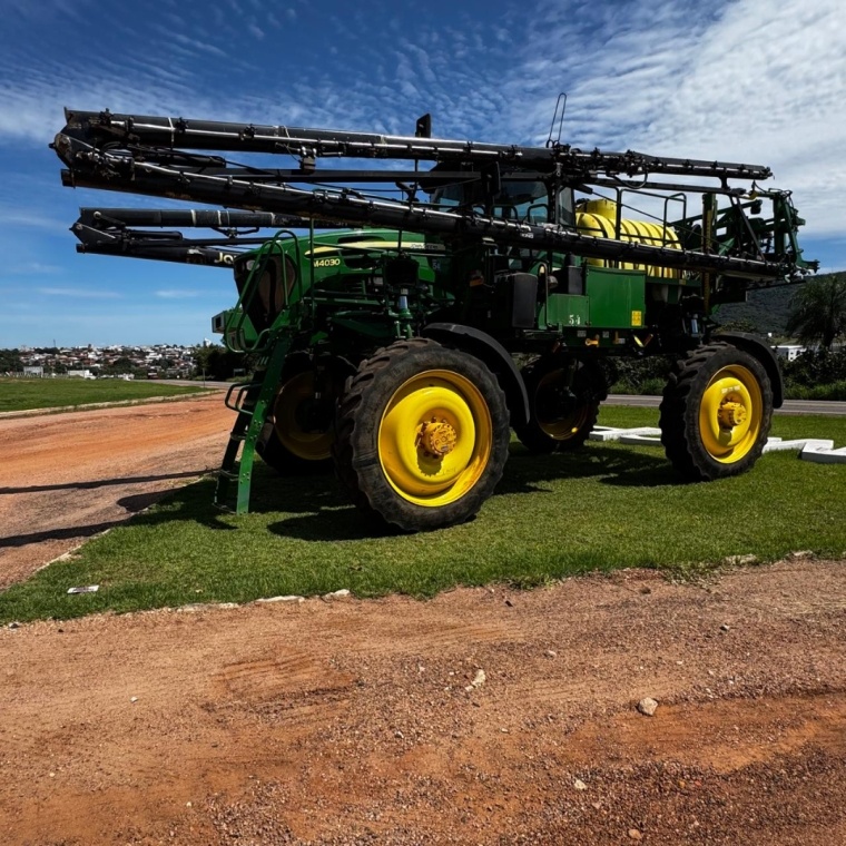 Pulverizador Autopropelido John Deere M4030 ano 2022
