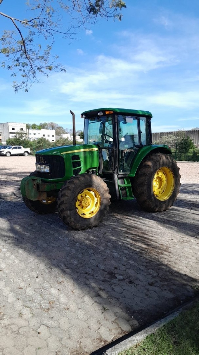 Trator John Deere 6100J ano 2022