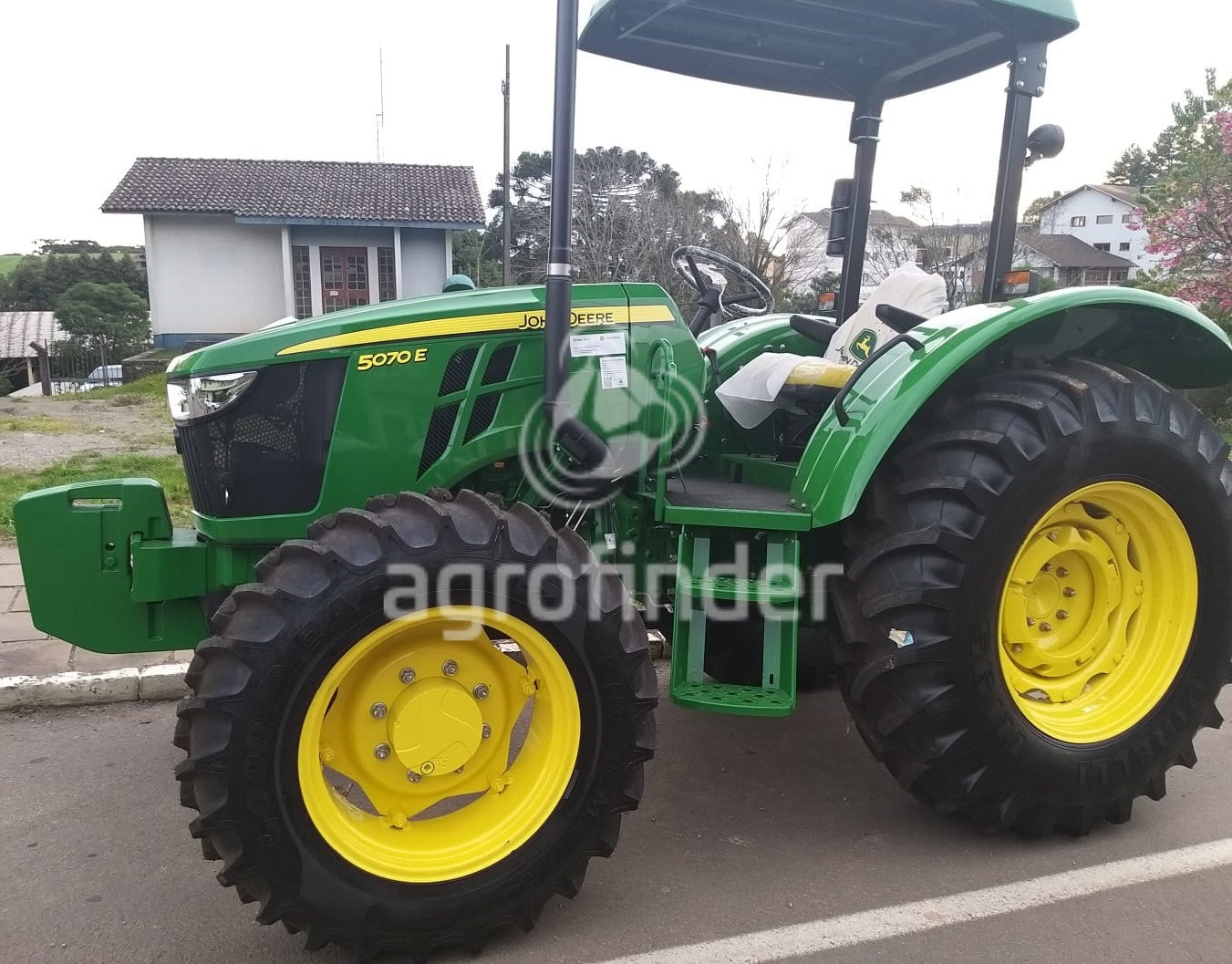 Trator John Deere 5070E ano 2022 - 5070E - Máquinas Agrícolas
