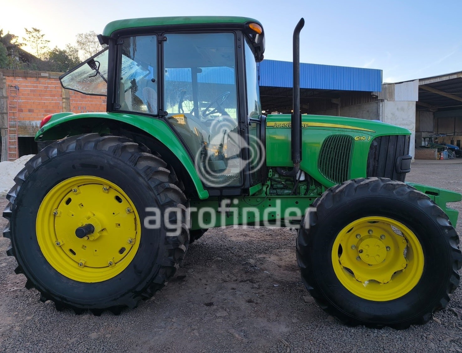 Trator John Deere 6110J ano 2012