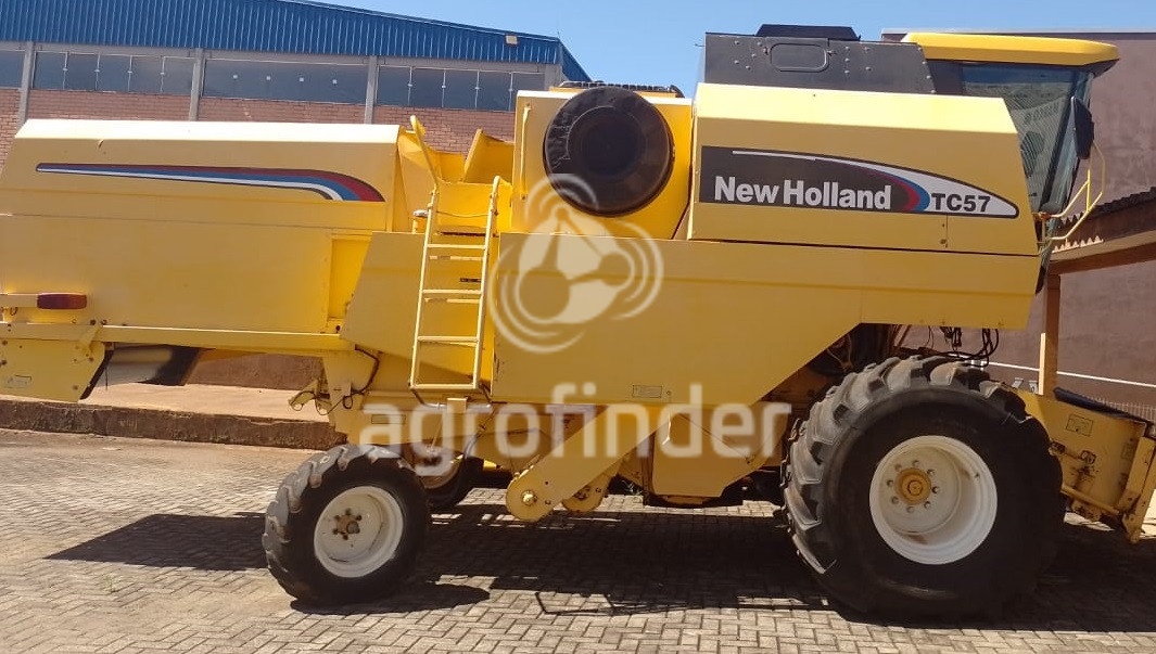 Colheitadeira New Holland TC 57 ano 2005