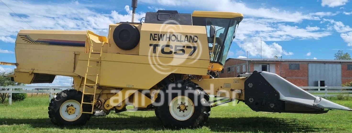 Colheitadeira New Holland TC 57 ano 2002