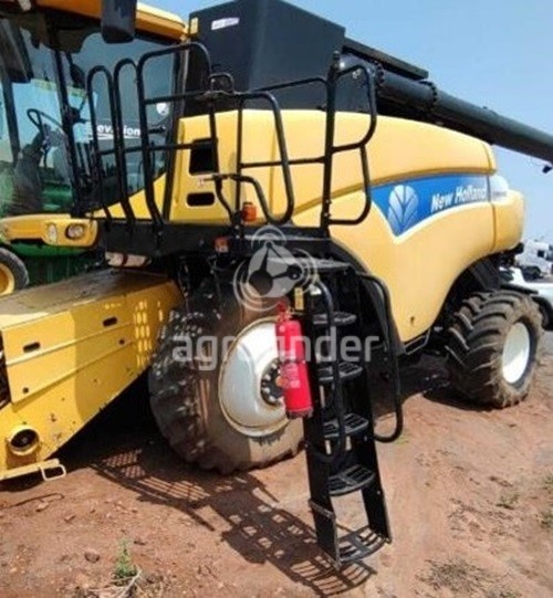 Colheitadeira New Holland CR 9060 ano 2013