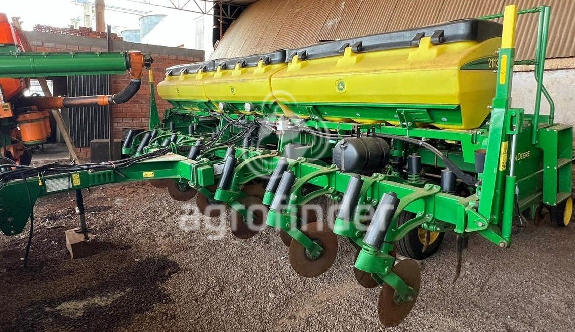 Plantadeira John Deere 2113 ano 2020 - 2113 - Implementos para Plantio