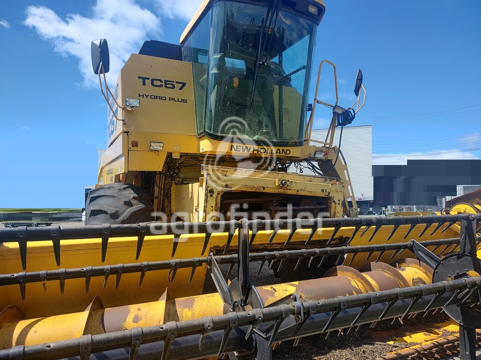 Colheitadeira New Holland TC 57 ano 2001