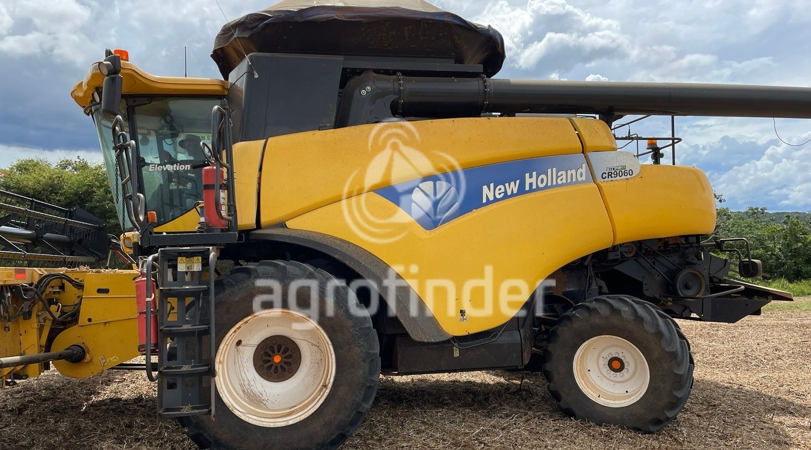 Colheitadeira New Holland CR 9060 ano 2011