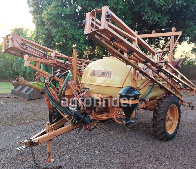 Pulverizador Jacto Columbia Cross ano 2000 - Columbia Cross - Implementos para Manutenção