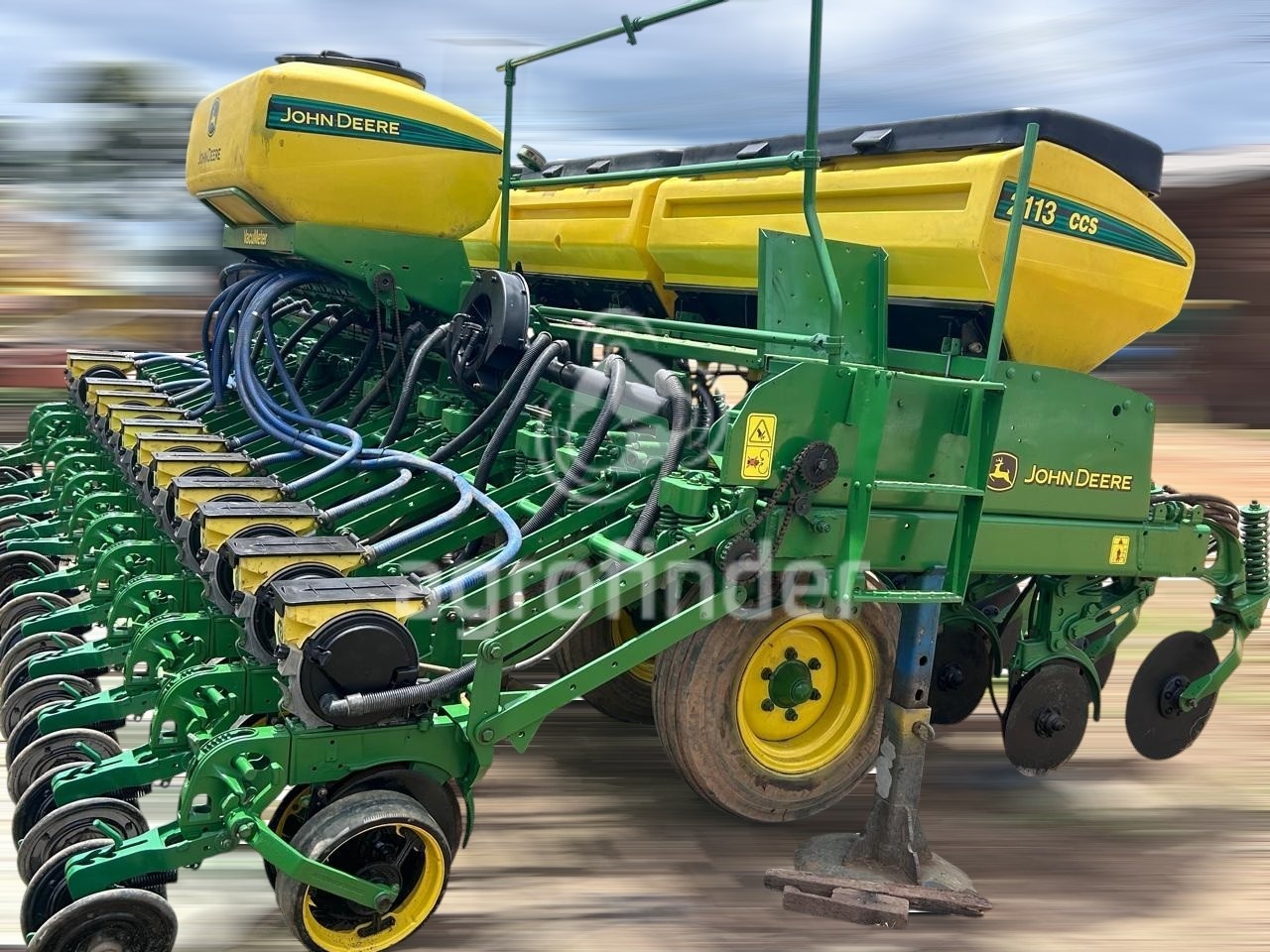 Plantadeira John Deere 2113 ano 2016 - 2113 - Implementos para Plantio
