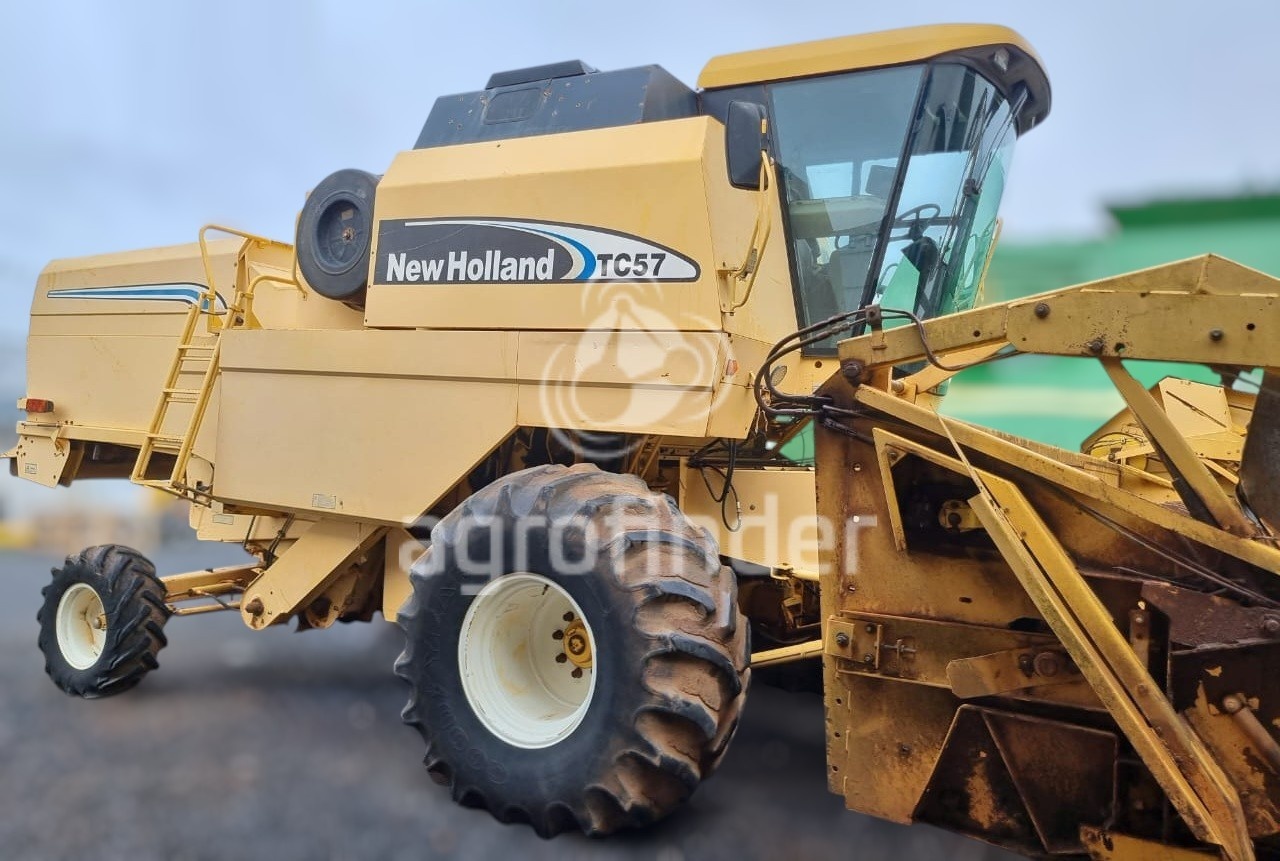 Colheitadeira New Holland TC 57 ano 2005 - TC 57 - Máquinas Agrícolas