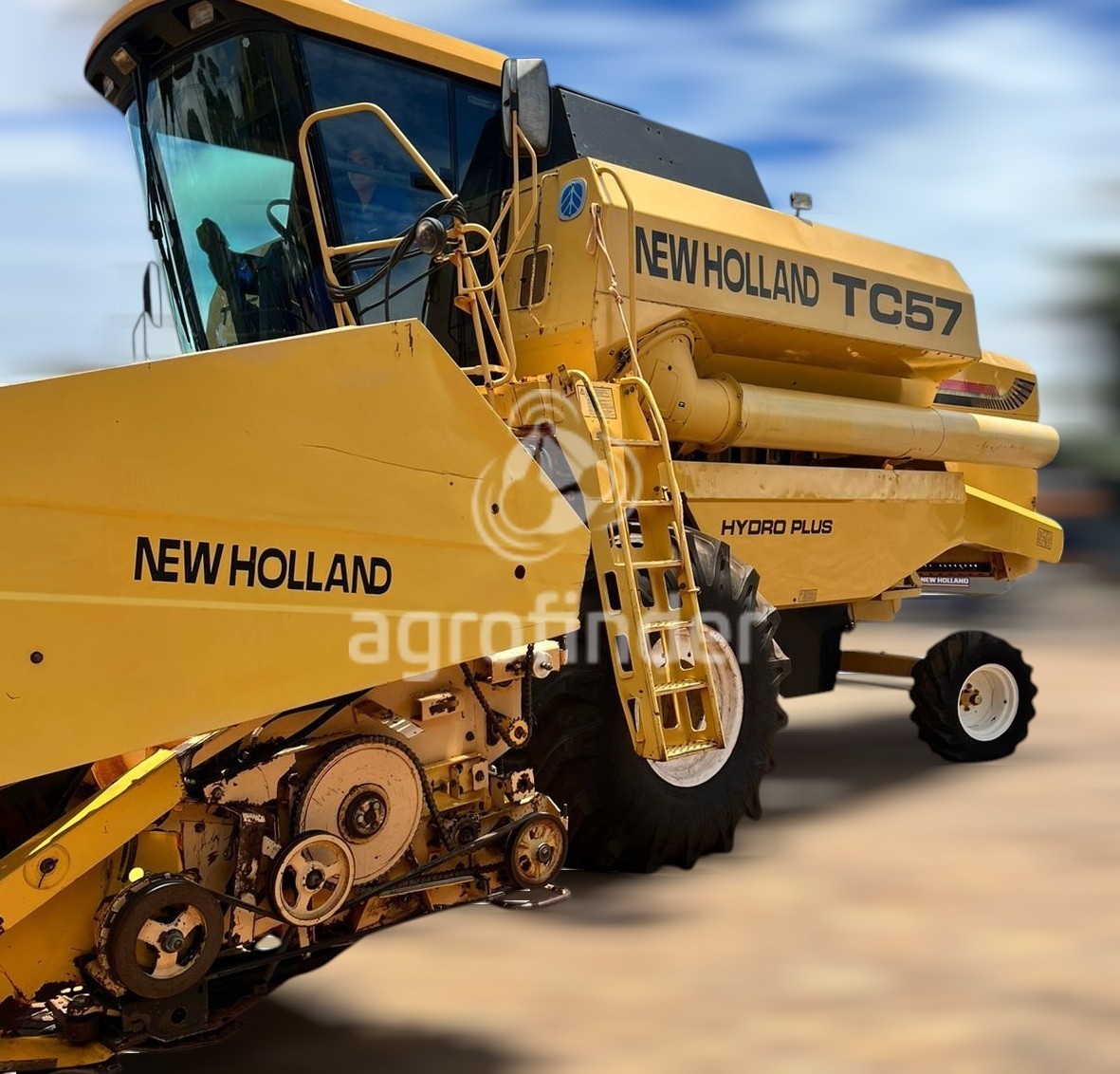 Colheitadeira New Holland TC 57 ano 2000 - TC 57 - Máquinas Agrícolas