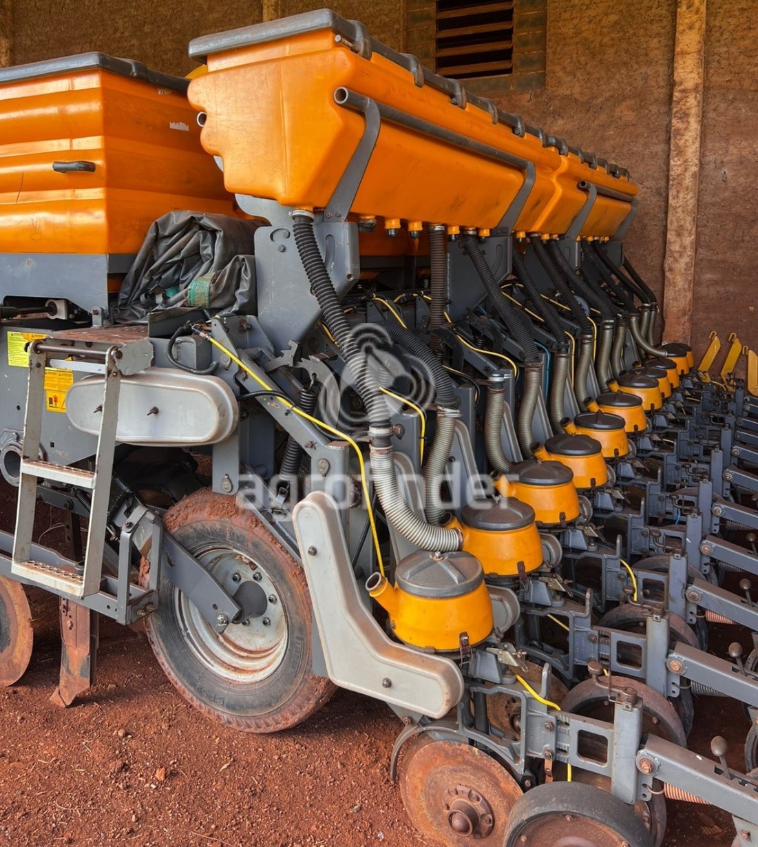 Plantadeira Valtra BM 1106 M ano 2013 - BM 1106 M - Implementos para Plantio