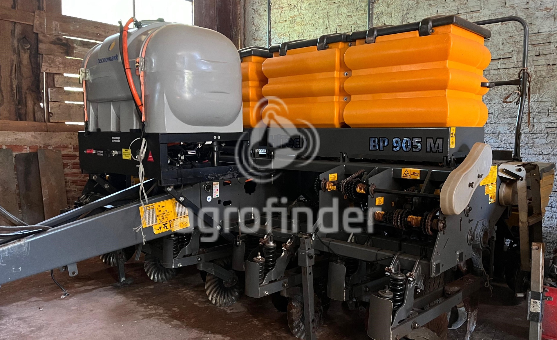 Plantadeira Valtra Hitech BP 905 M ano 2013 - Hitech BP 905 M - Implementos para Plantio