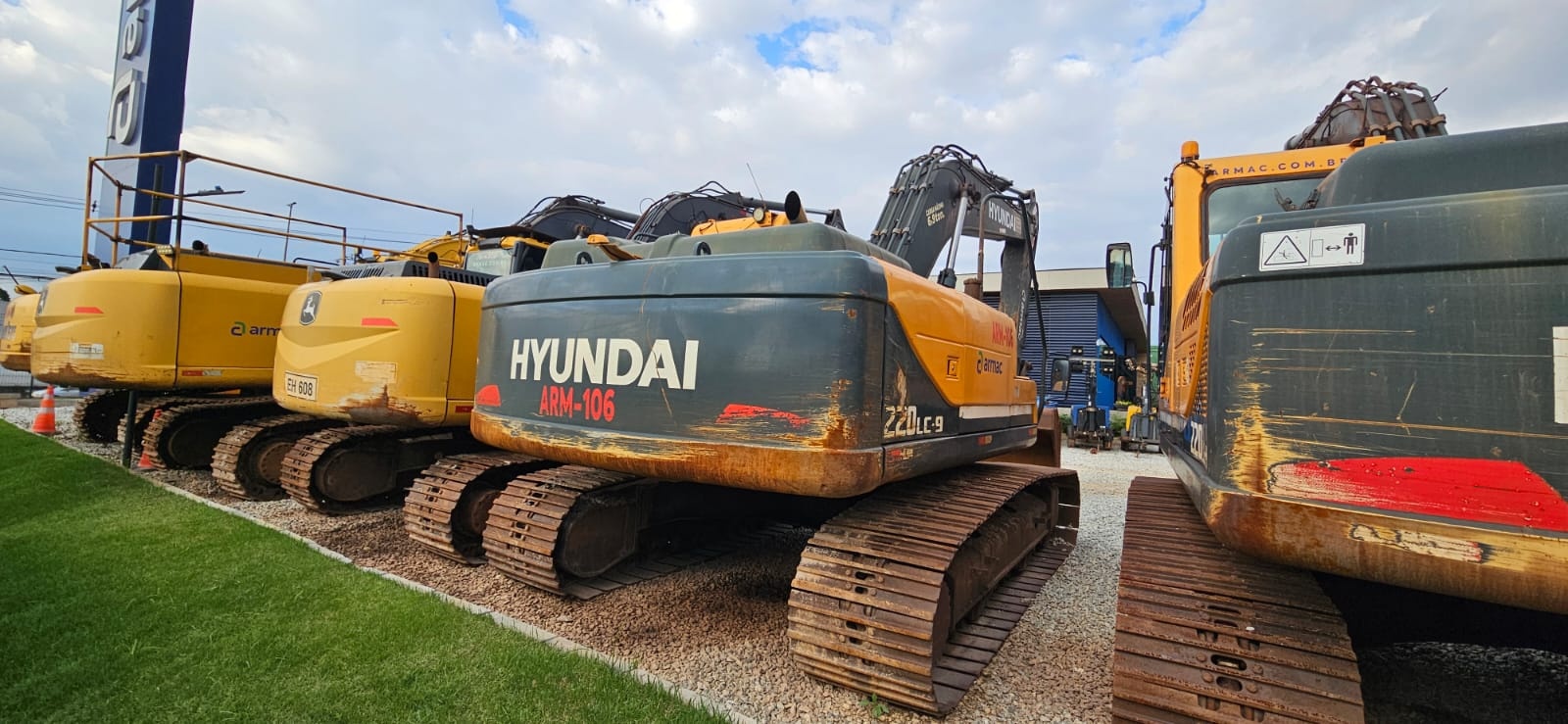 Escavadeira Hyundai R220 ano 2020 - R220 - Máquinas de Linha Amarela