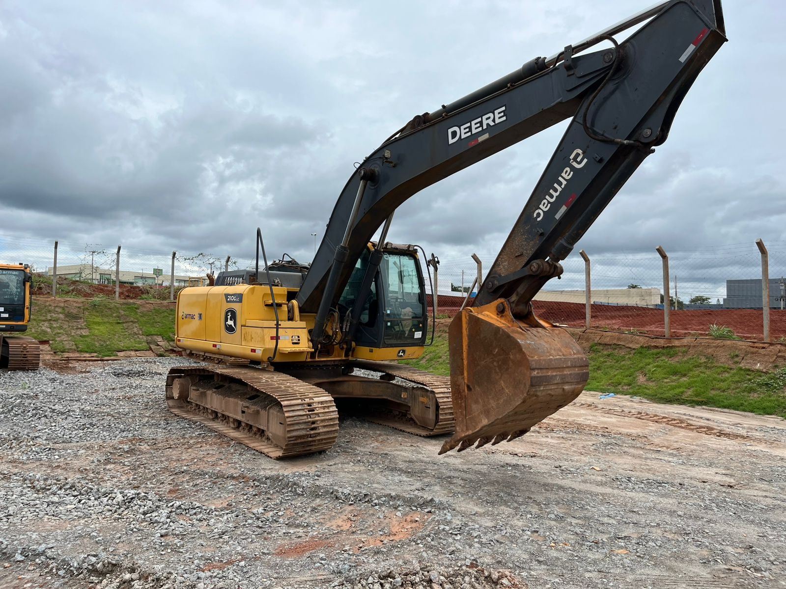 Escavadeira John Deere 210G ano 2022 - 210G - Máquinas de Linha Amarela