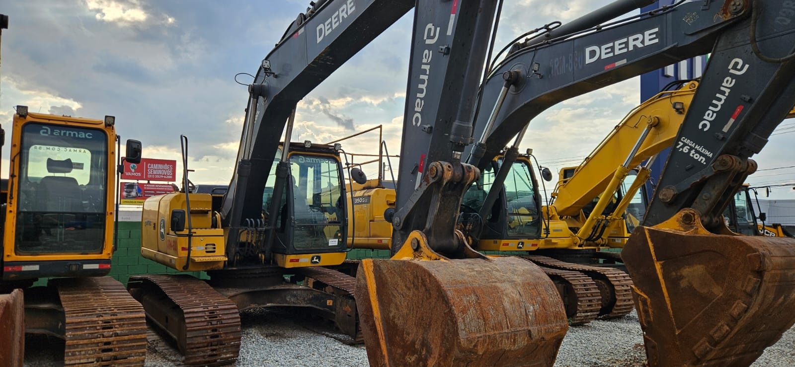 Escavadeira John Deere 200G ano 2022 - 200G - Máquinas de Linha Amarela
