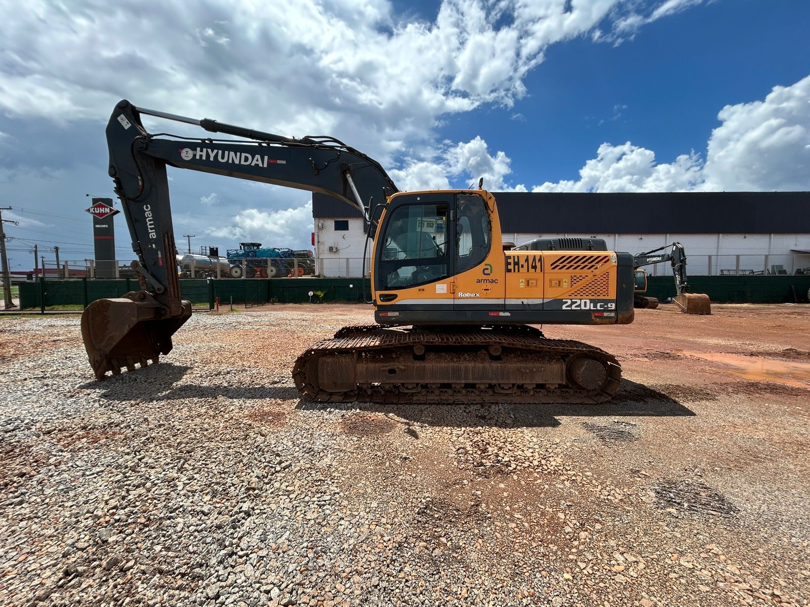 Escavadeira Hyundai R220 ano 2022 - R220 - Máquinas de Linha Amarela
