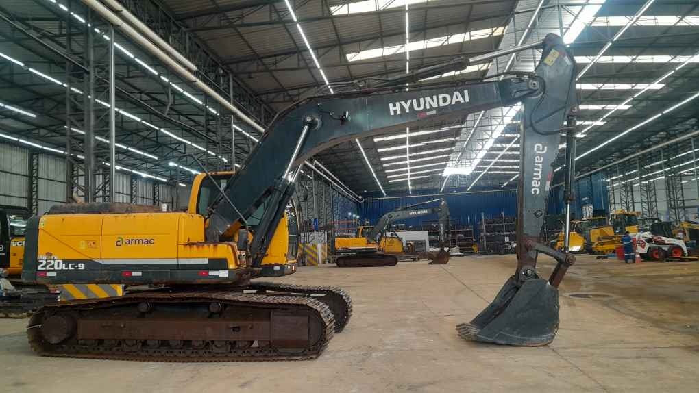 Escavadeira Hyundai R220 ano 2022 - R220 - Máquinas de Linha Amarela