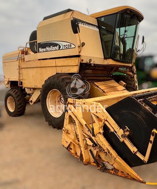 Colheitadeira New Holland TC 59 ano 2004
