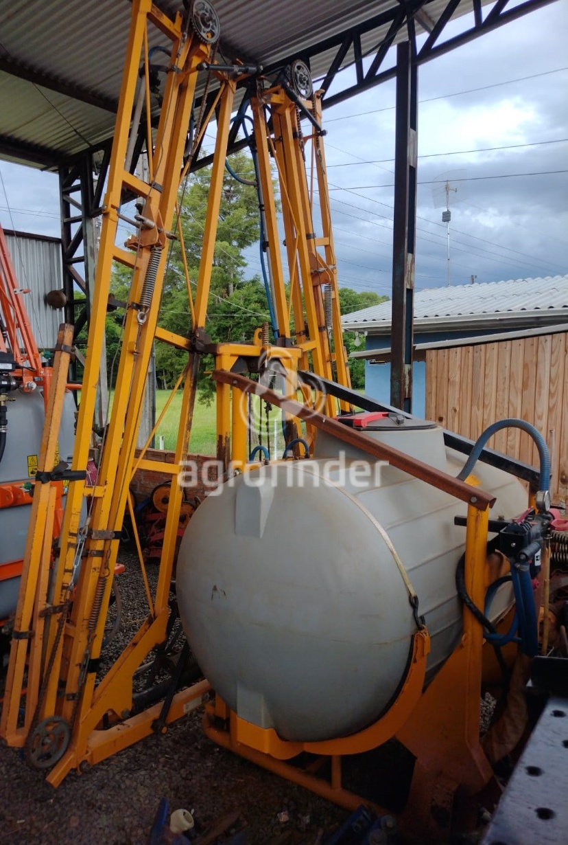 Pulverizador Colosso 600 L ano 2006
