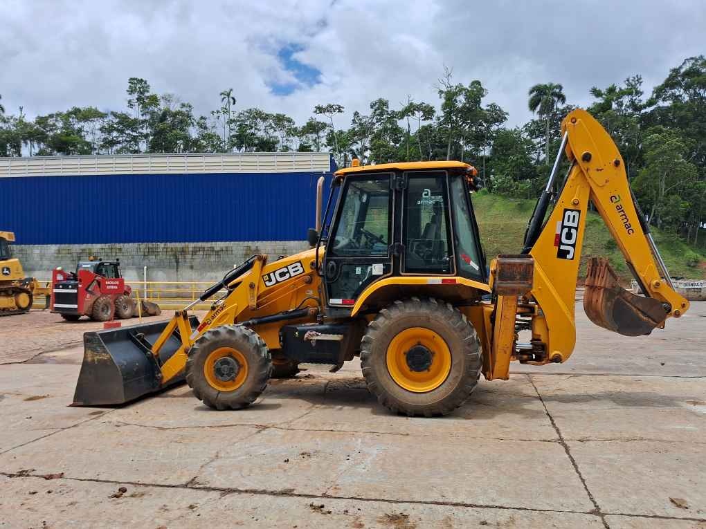 Retroescavadeira JCB 3CX ano 2022