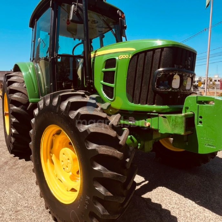 Trator John Deere 6100J ano 2018