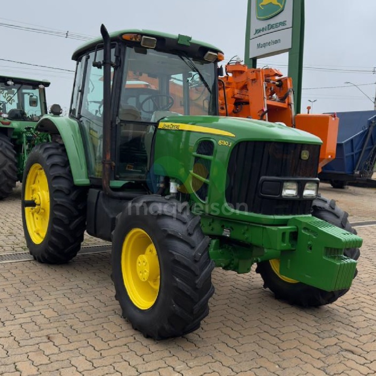 Trator John Deere 6130J ano 2012