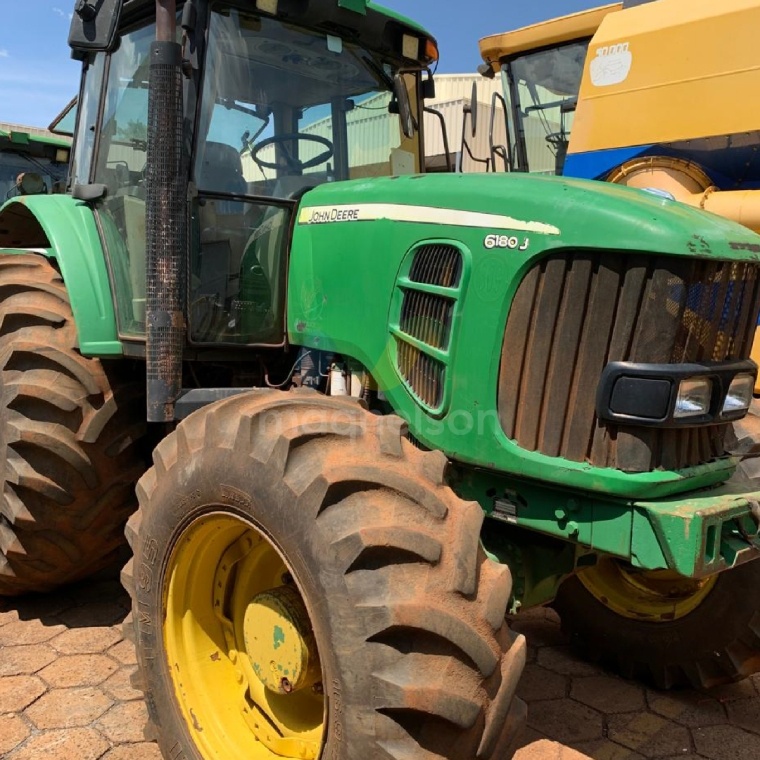 Trator John Deere 6180J ano 2012