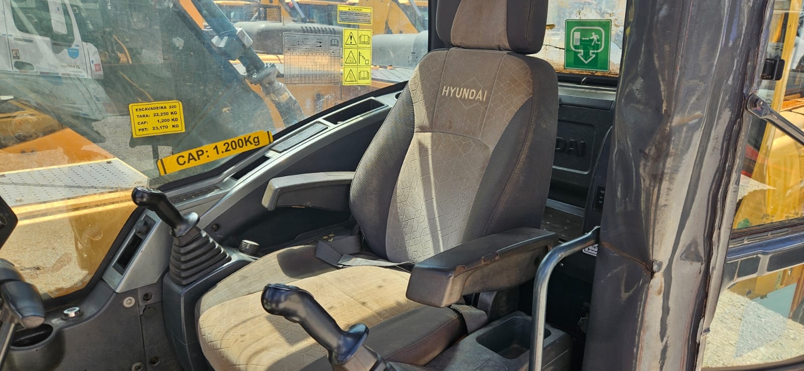 Escavadeira Hyundai R220 ano 2021 - R220 - Máquinas de Linha Amarela