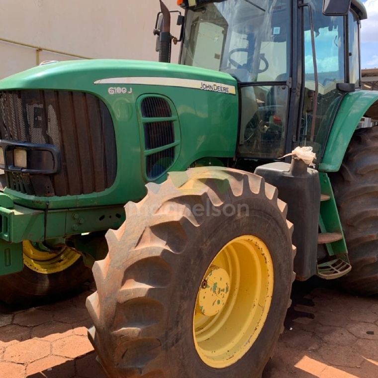 Trator John Deere 6180J ano 2012