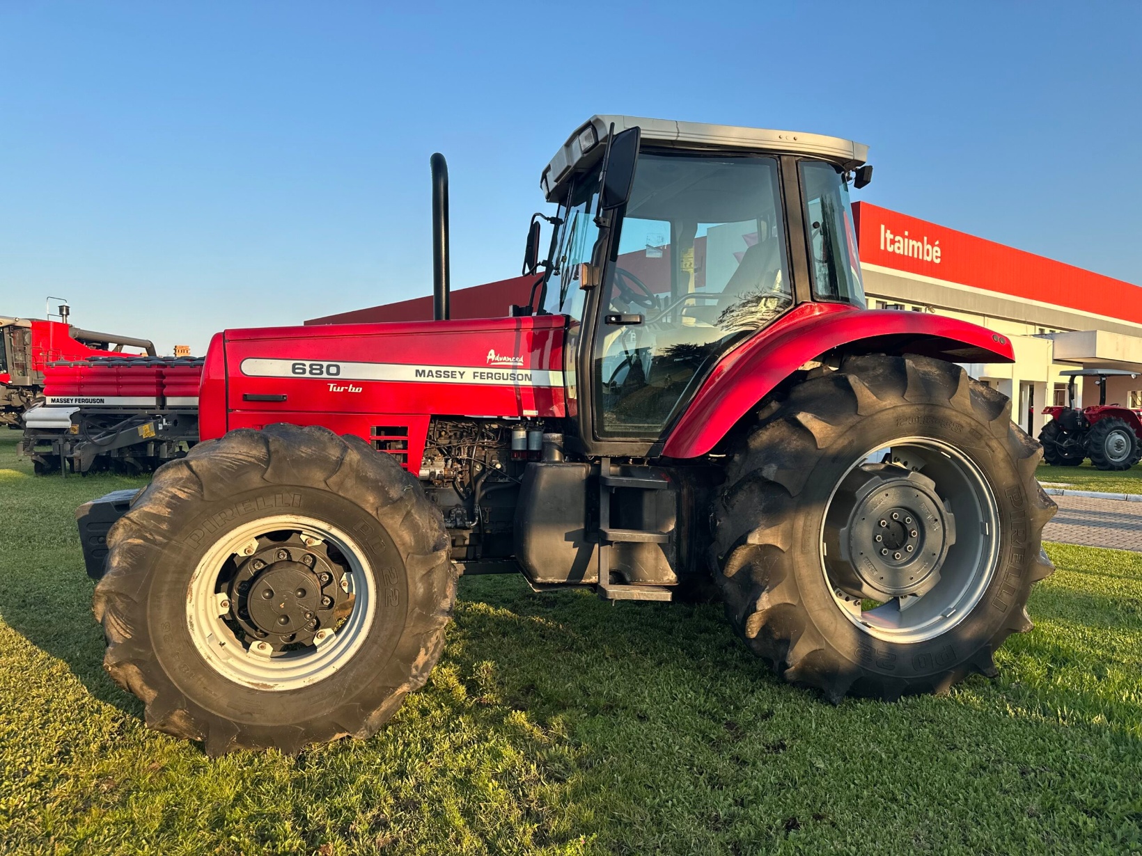 Trator Massey Ferguson MF 680 ano 2003