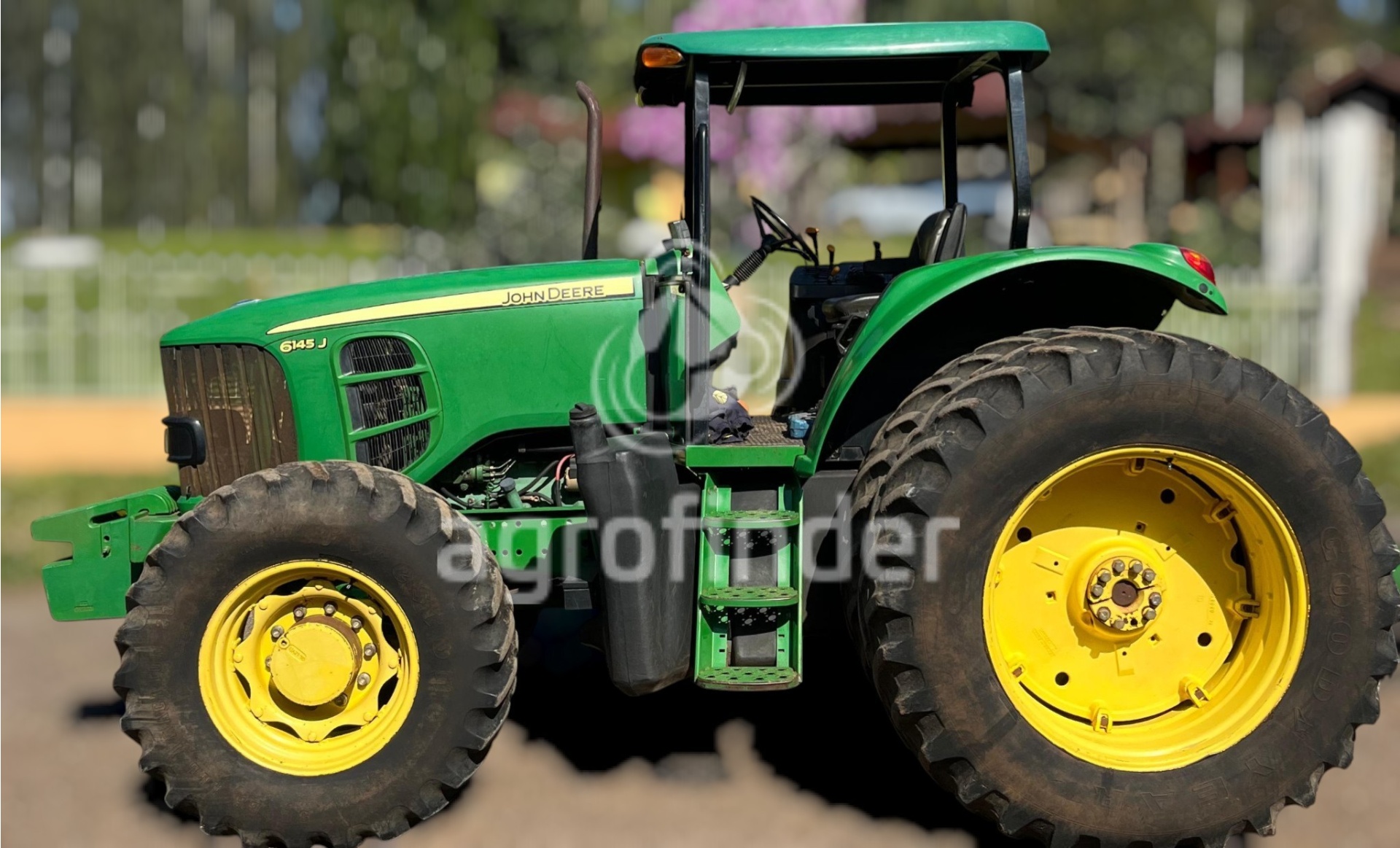 Trator John Deere 6145J ano 2011